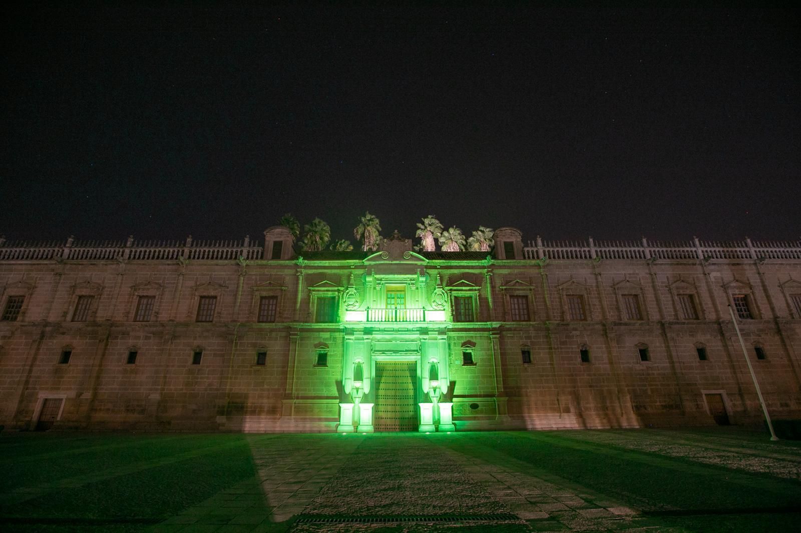 El Parlamento de Andalucía y la fuente del Prado se iluminan de verde este sábado –el característico color de las cruces identificativas de las farmacias– con motivo del Día Mundial del Farmacéutico.