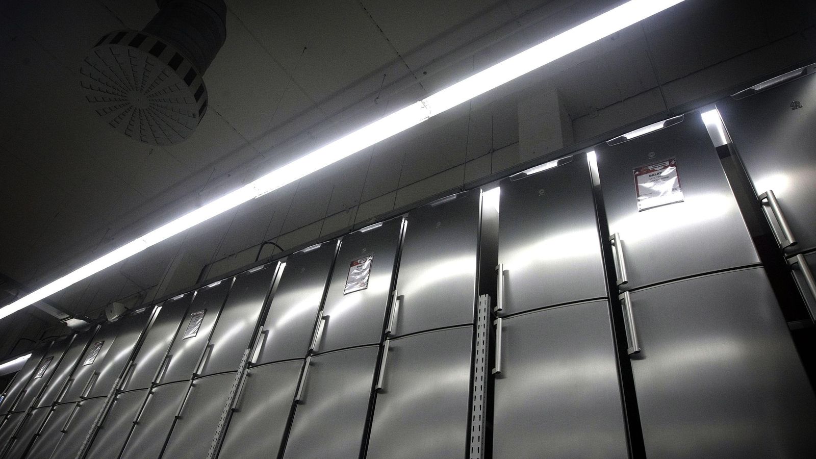 Frigoríficos de máxima eficiencia expuestos en un almacén de electrodomésticos.