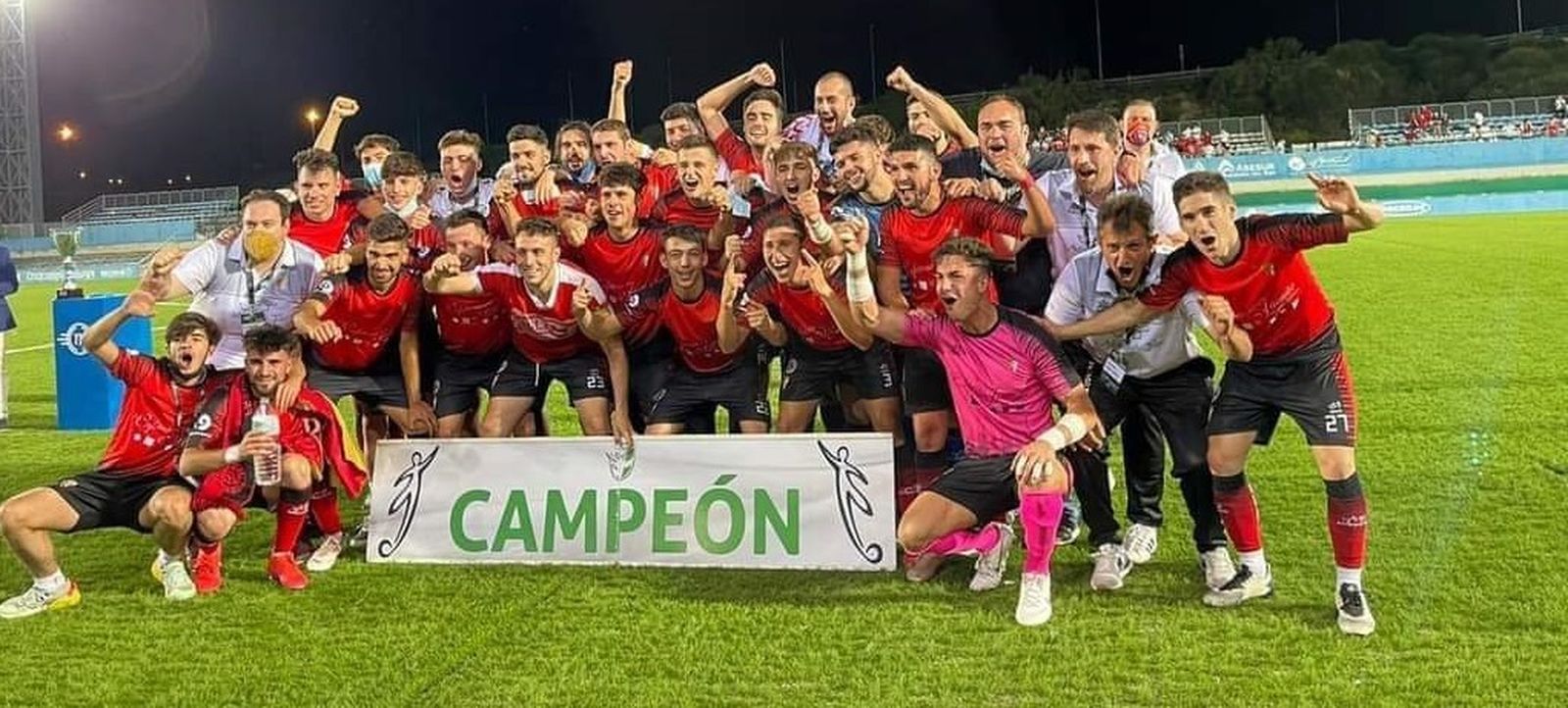 Los jugadores del Egabrense celebran su ascenso en Lucena.