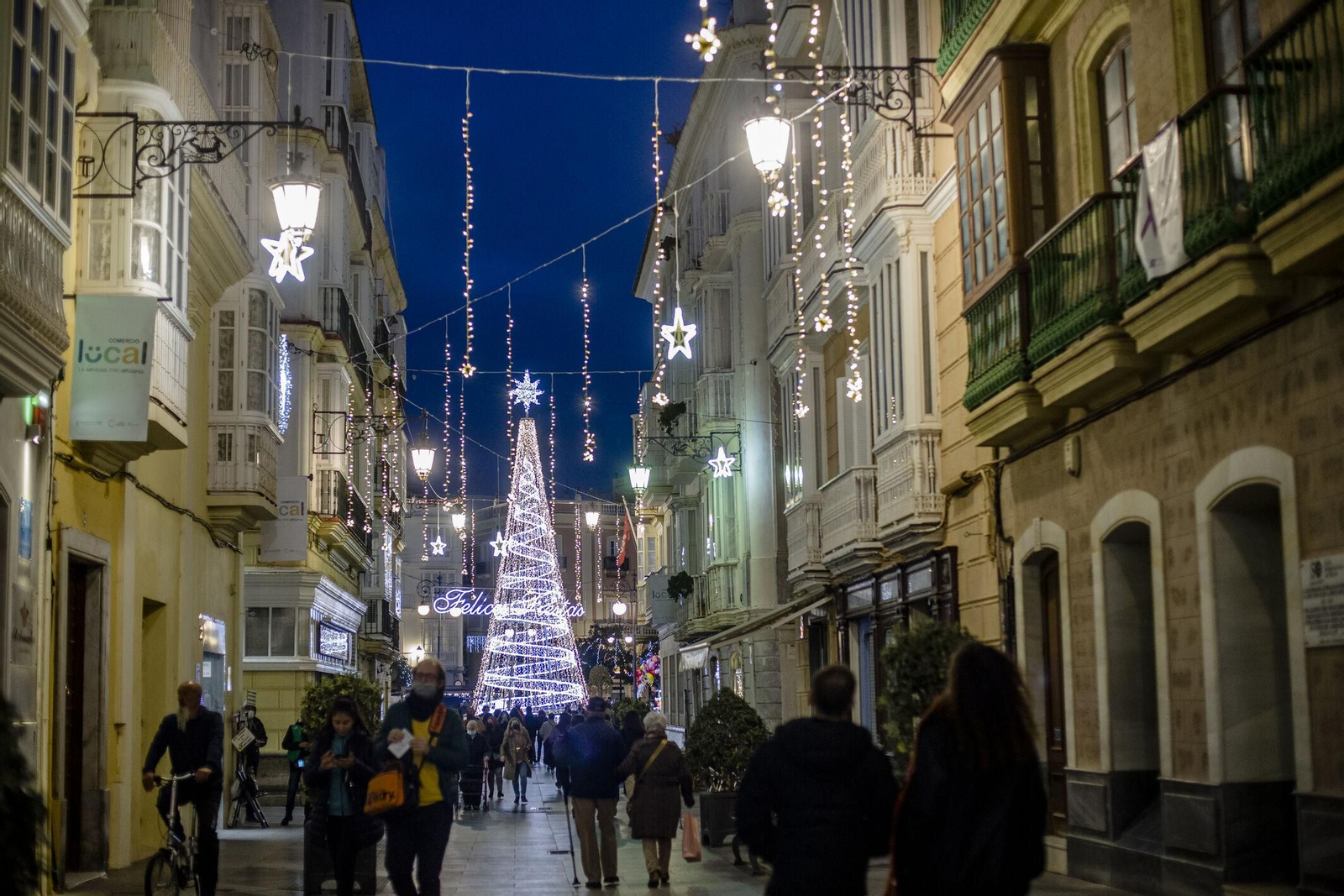 Iluminación de las fiestas de este año en la calle Ancha, con la plaza de San Antonio al fondo.