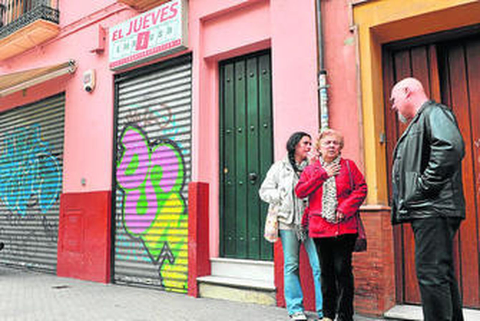 Marcelo y Angelita, amigos de Andrea, ayer en la calle Feria.