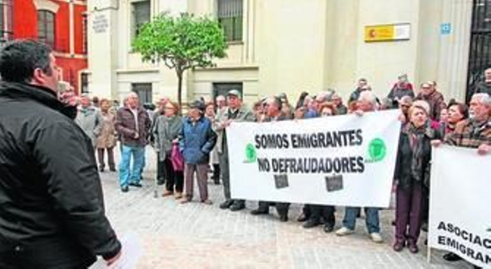 Un centenar de emigrantes retornados se manifestaron, ayer, para protestar contra las sanciones impuestas por Hacienda.