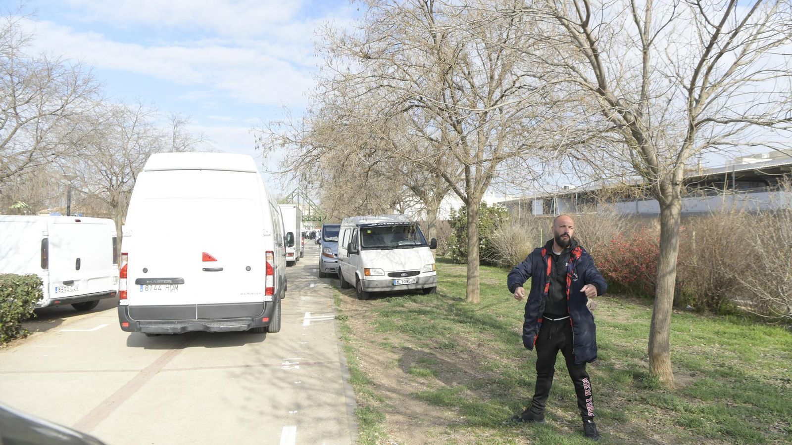 Hay una zona verde donde tienen que aparcar entre árboles.