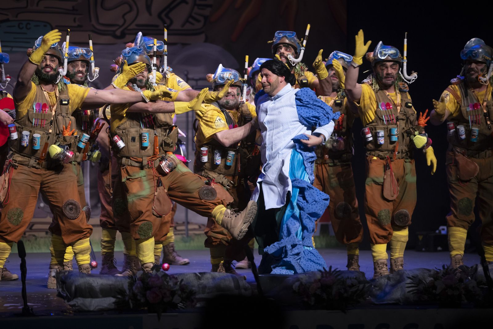 Imágenes de la actuación de la murga de Huelva "No te vayas a espantar. El juicio final" en el Carnaval Colombino