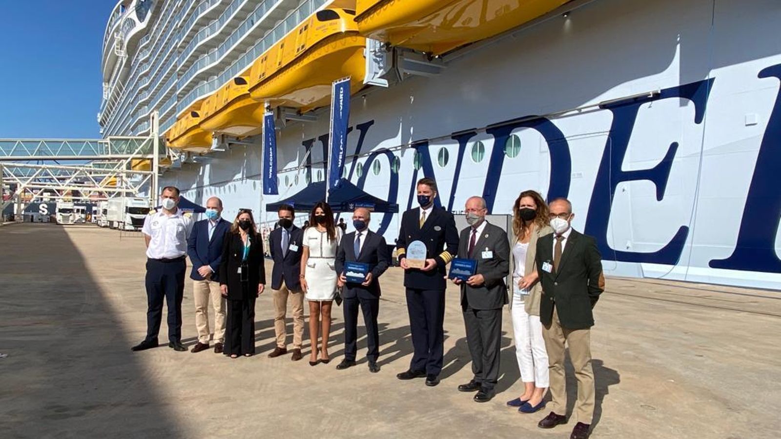 Entrega de placas de las autoridades malagueñas al 'Wonder of the Seas'. Entrega de placas de las autoridades malagueñas al 'Wonder of the Seas'.