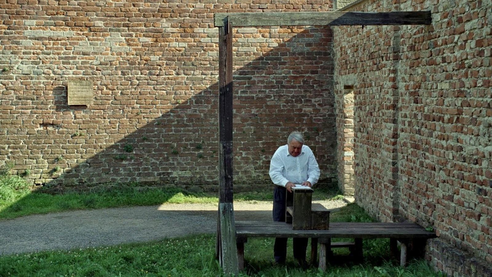 Lanzmann, en un antiguo 'lager' nazi en una  imagen de su documental 'El último de los injustos' (2013).