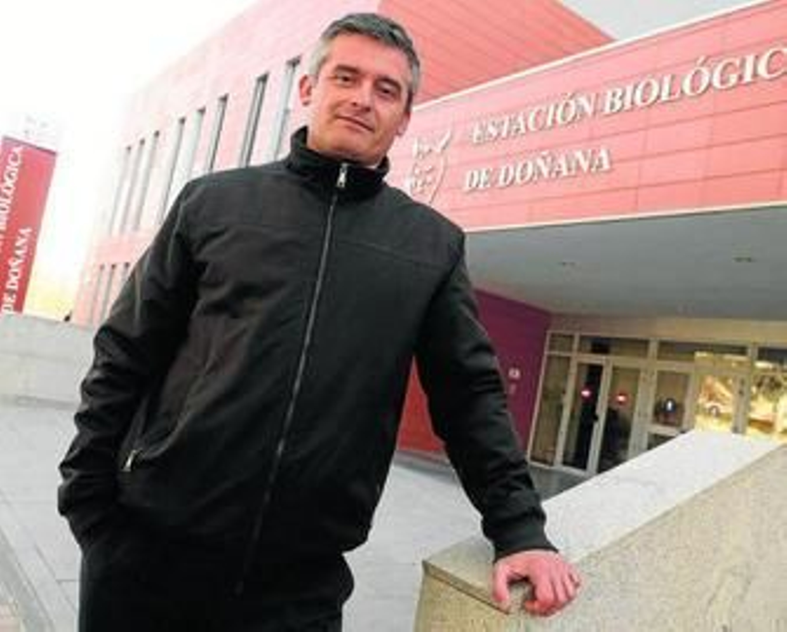 Juan José Negro, fotografiado el pasado mes de febrero ante la sede de la Estación Biológica.
