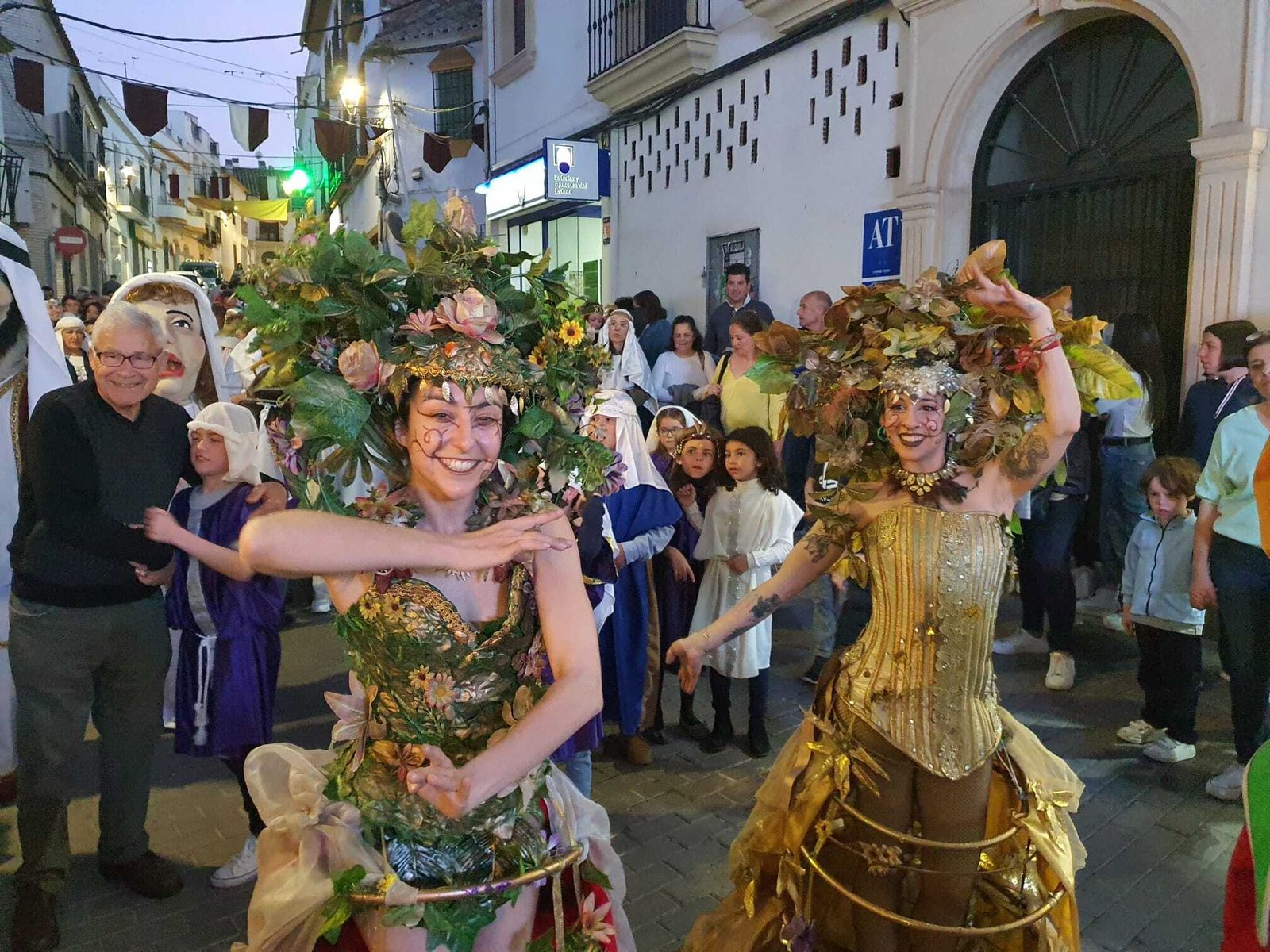 El gran pasacalles inaugural del Zoco de la Encantá de Almodóvar del Río, en imágenes