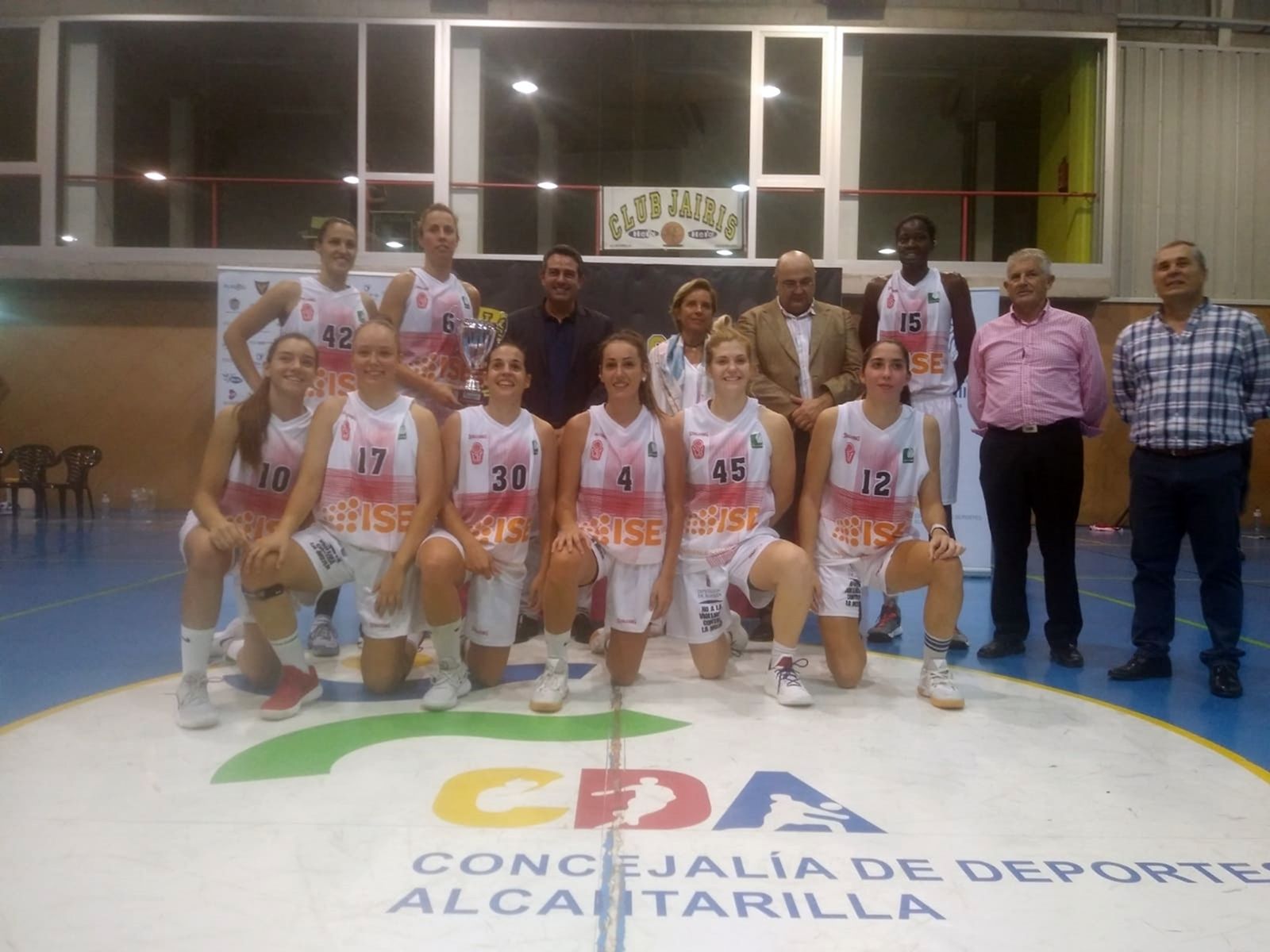 Las almerienses, con la copa.