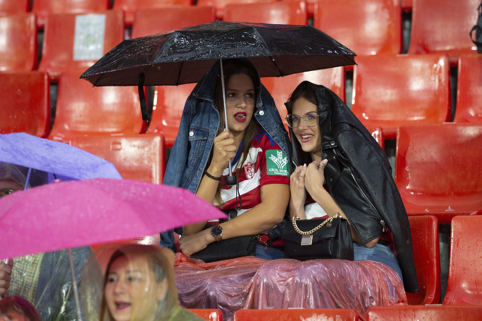 Encuéntrate en la grada en el Granada-Leganés