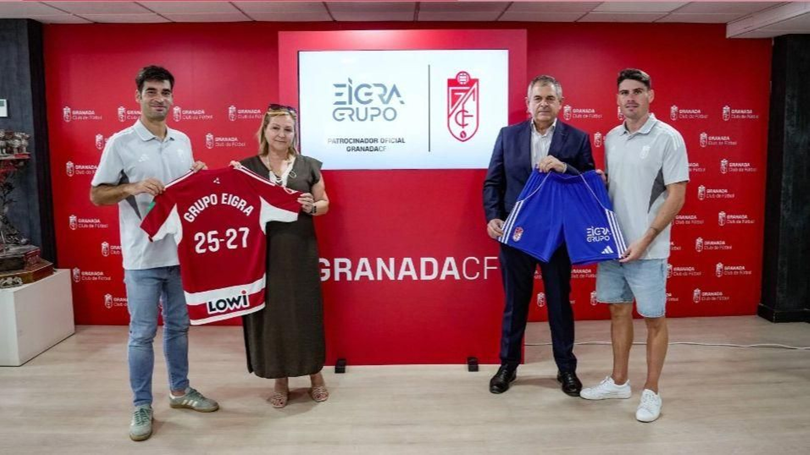 Trigueros y Sergio Ruiz con los representantes de Eigra Trigueros y Sergio Ruiz con los representantes de Eigra