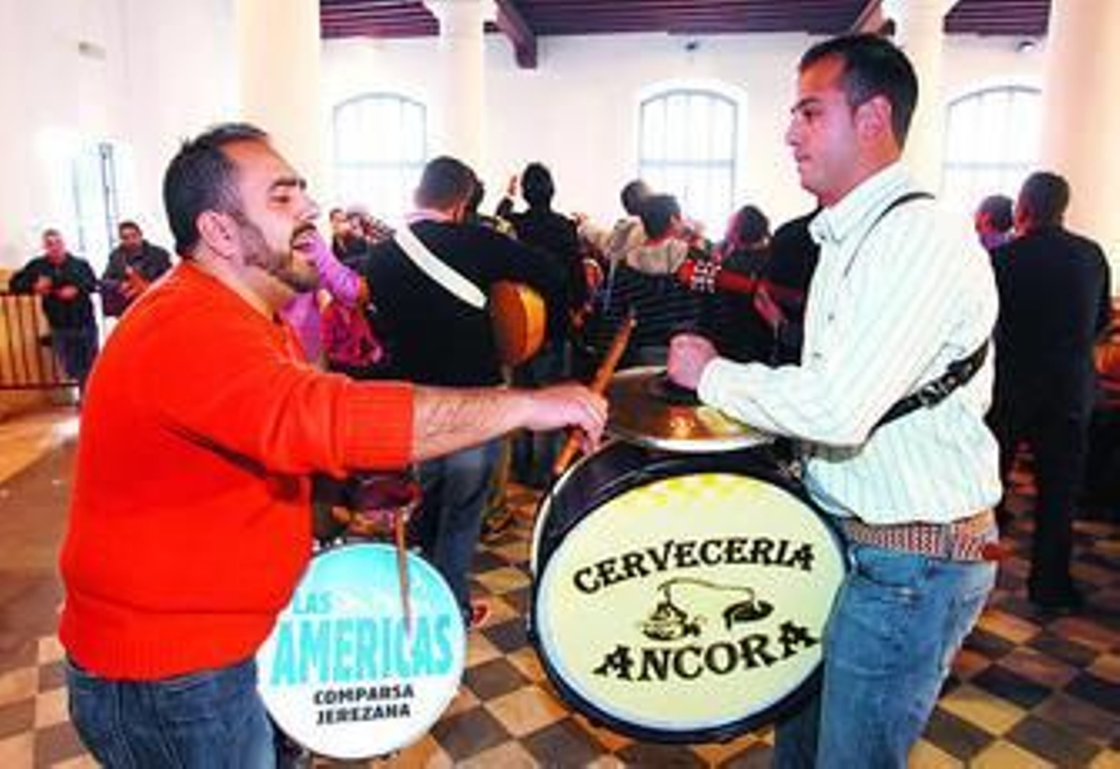 Algunos de los integrantes de la comparsa 'Las Américas', ayer, en 'El Aljibe'.