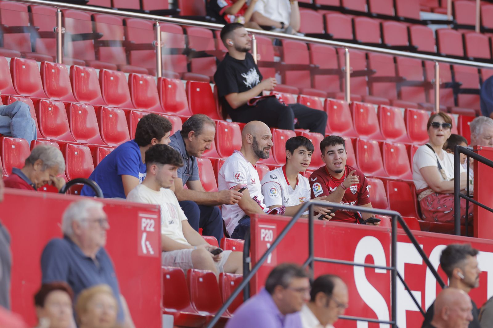 Búscate en las fotos del Sevilla-Almería
