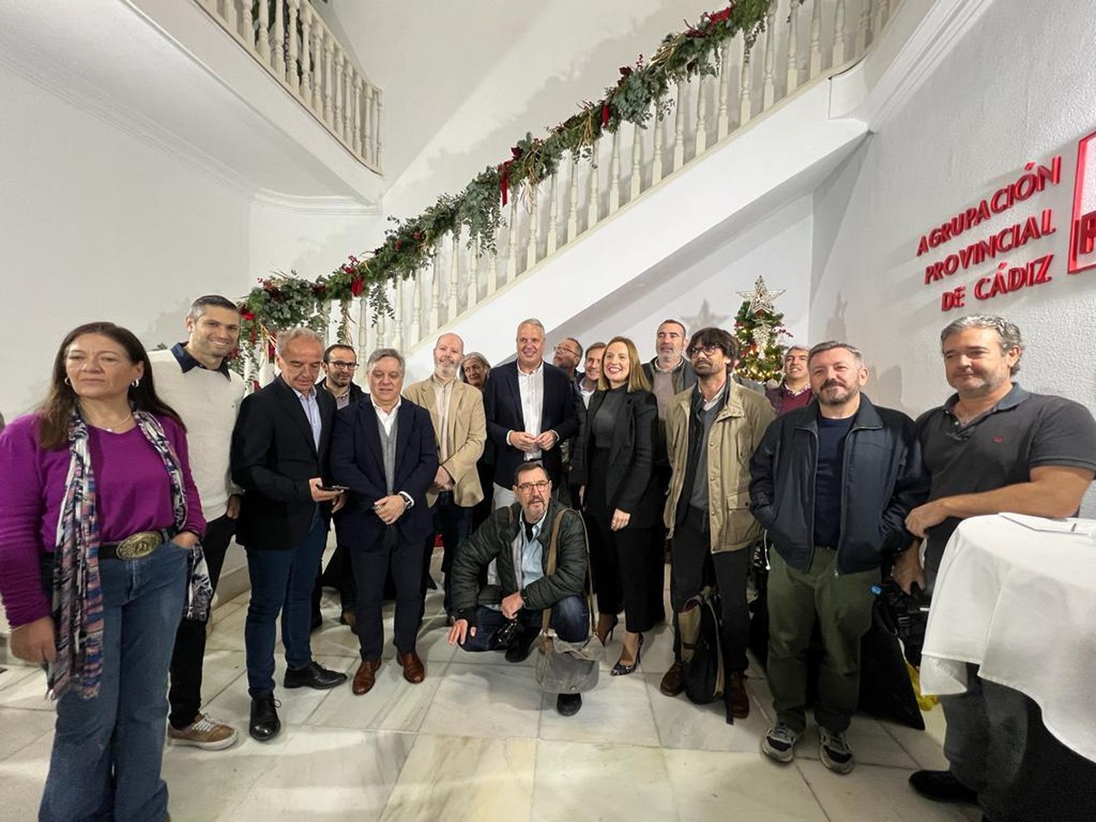 Representantes del PSOE con periodistas en el desayuno de Navidad en la sede de San Antonio.
