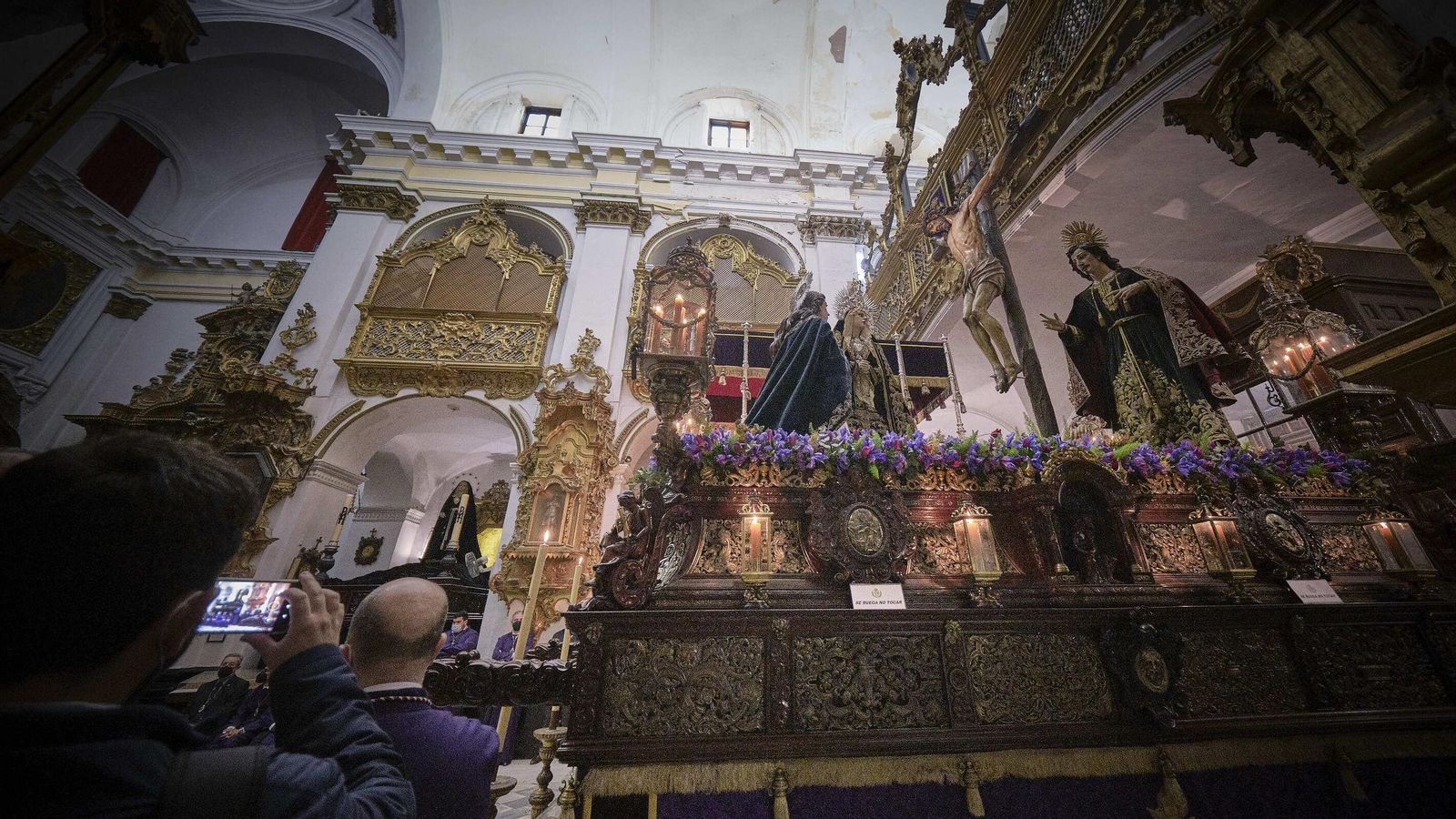 Piedad suspende su salida procesional, los hermanos de la cofradía realizan estación de penitencia en el interior de la iglesia de Santiago. Piedad suspende su salida procesional, los hermanos de la cofradía realizan estación de penitencia en el interior de la iglesia de Santiago.