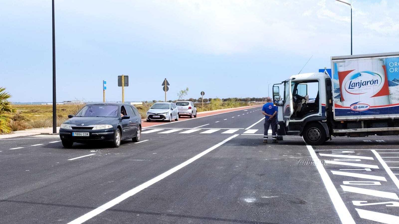 Aspecto de la carretera de la playa de Camposoto, ya abierta al tráfico.