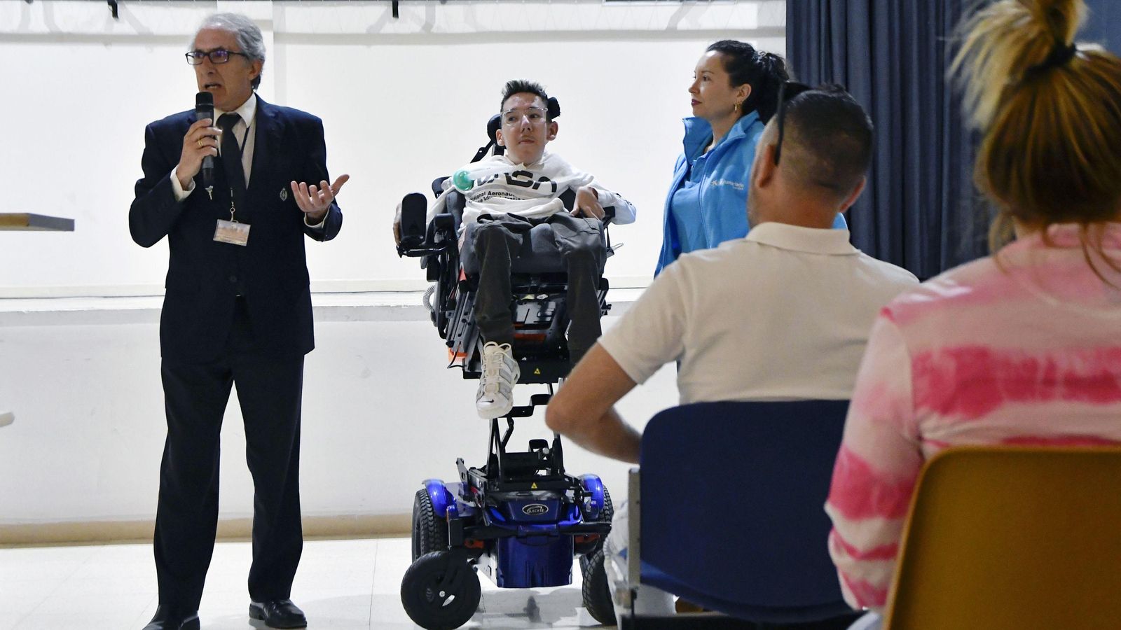 El director de la cárcel, Miguel Ángel de la Cruz, presenta a 'Brianeitor'.
