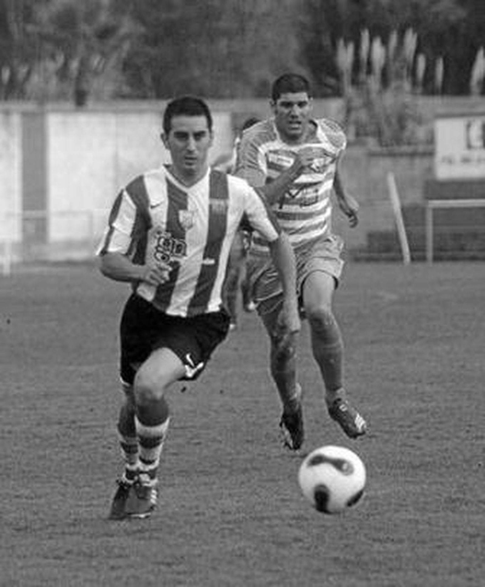 Un jugador del Palmones persigue a un rival ayer.