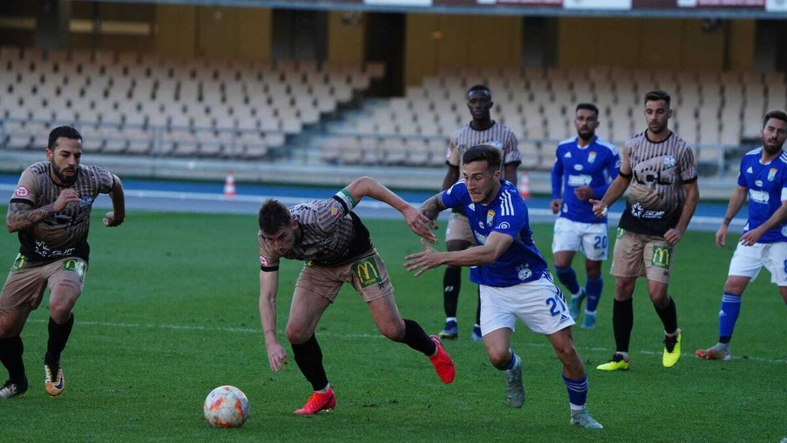 Marcos Pérez intenta cortar el avance de Cascajo.