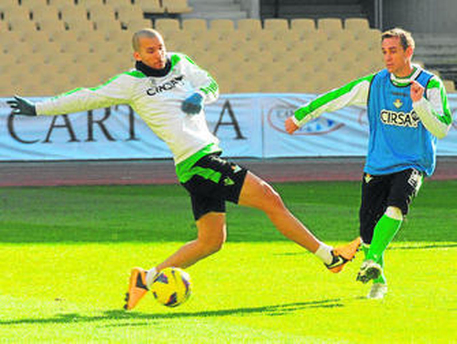 Nacho ejecuta un pase ante la oposición de Molins en la Cartuja, donde ayer se entrenó el equipo.