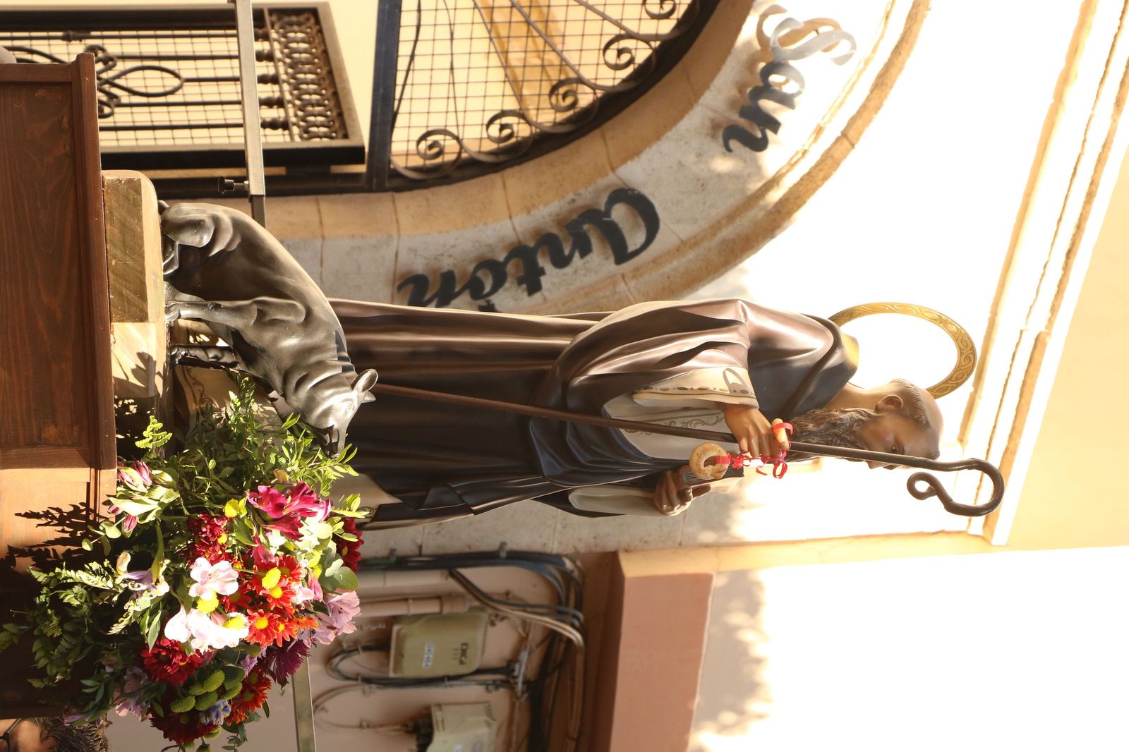 Así ha sido la bendición de las mascotas y la subasta de 'rabicos' en el casco histórico de Almería