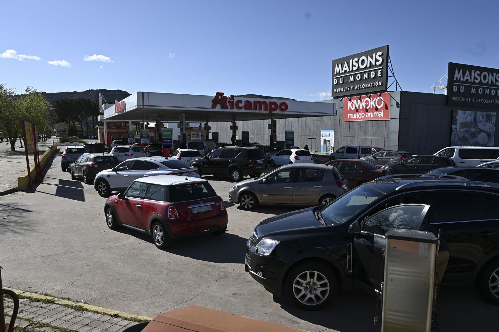 Cola de vehículos esperando para repostar en Alcalá de Henares