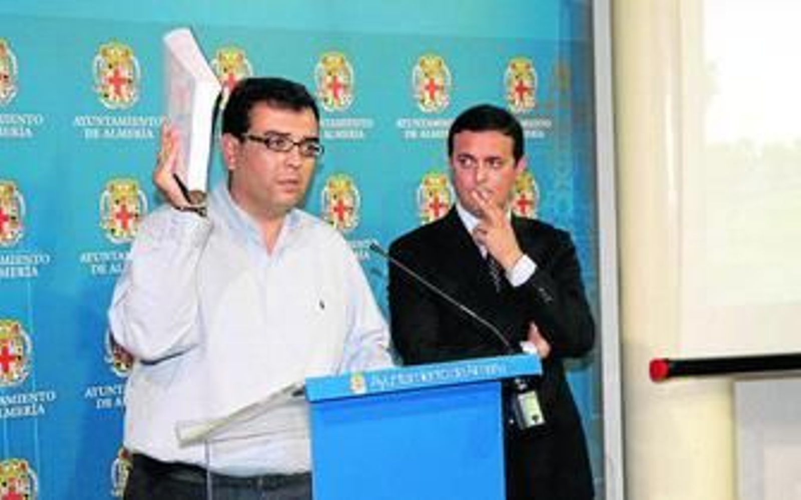 Javier A. García observa atento cómo Francisco Amizian mostraba ayer a los periodistas el informe técnico de más de 200 páginas del Parque.