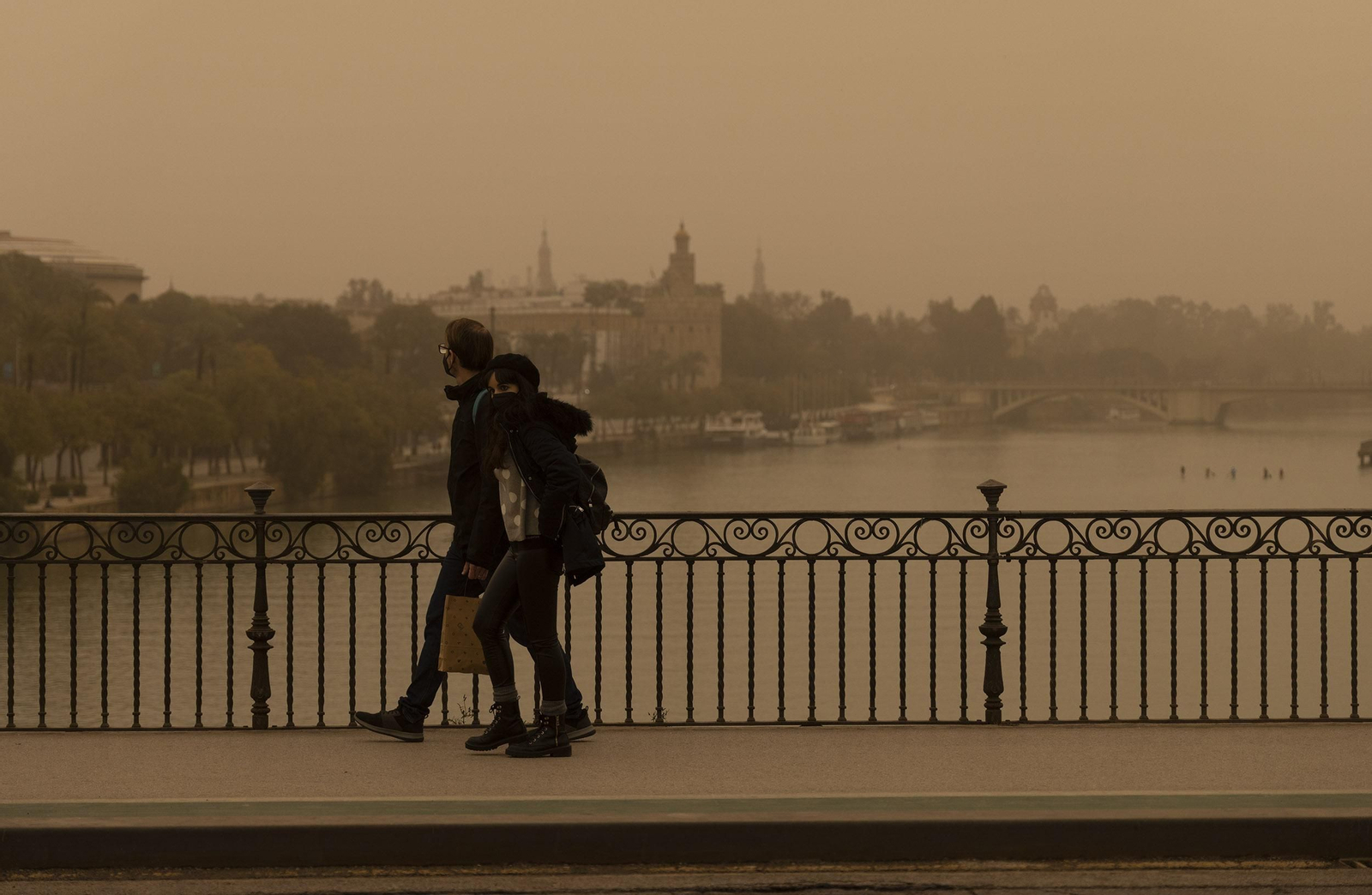 Las imágenes de Sevilla cubierta de calima y polvo en suspensión