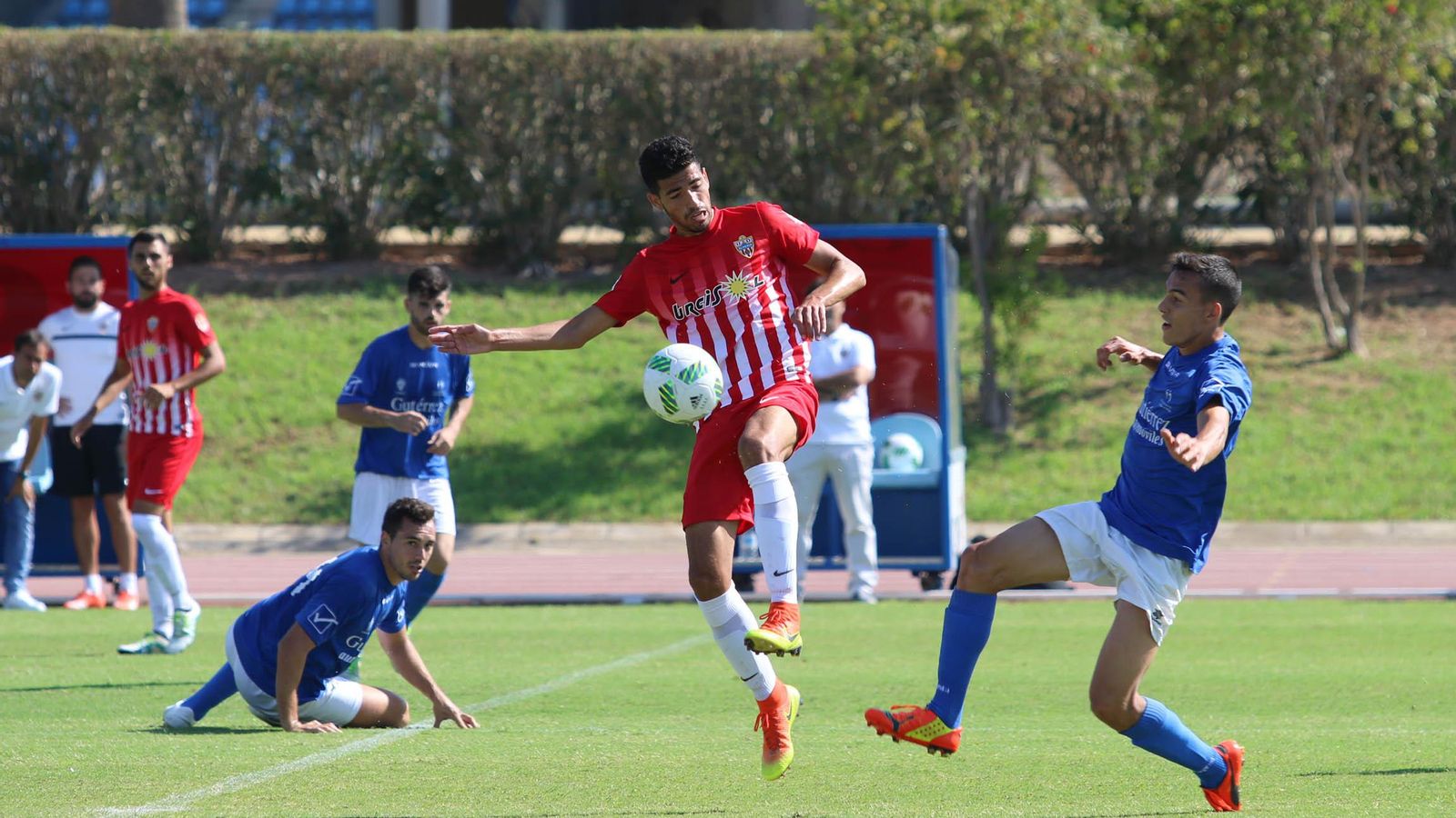 Juan Antonio Segura pugna por un balón con un rival durante un encuentro de su etapa en el conjunto rojiblanco.