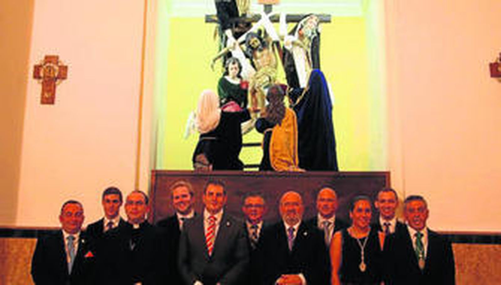 La nueva Junta Directiva de la Hermandad del Silencio posa delante del paso de misterio.