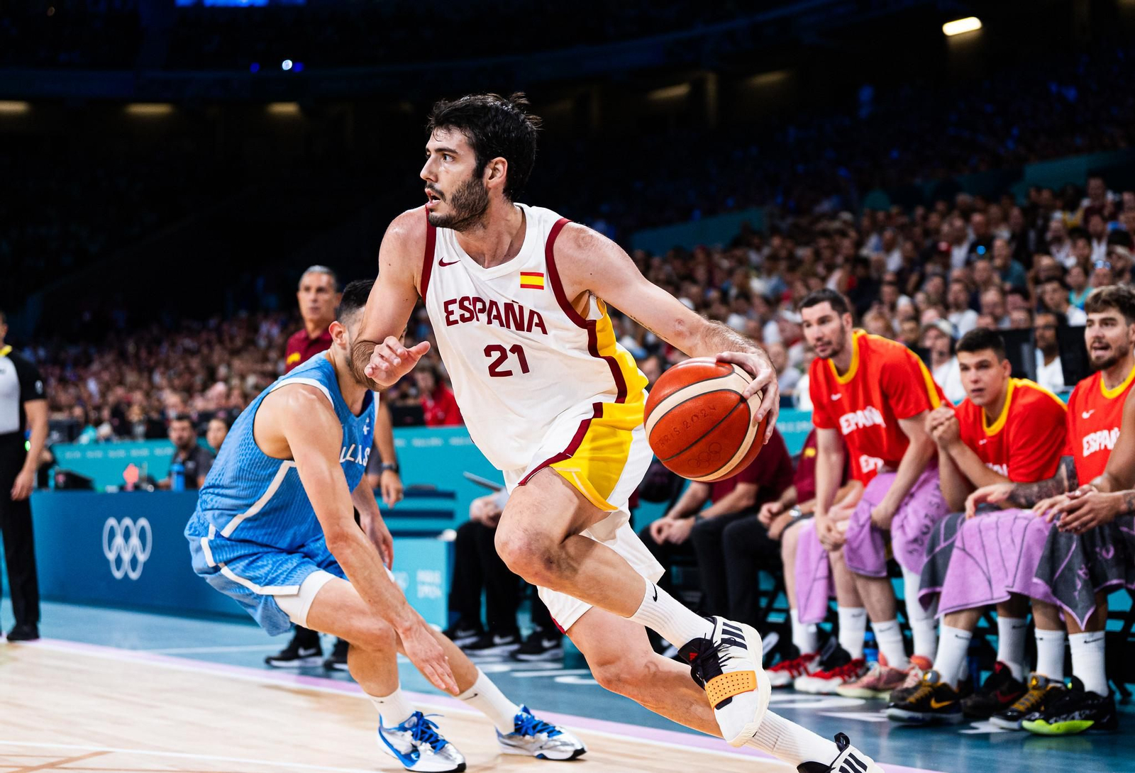 Alberto Díaz hace trabajo sucio y España se agarra a París tras ganar a Grecia (84-77)