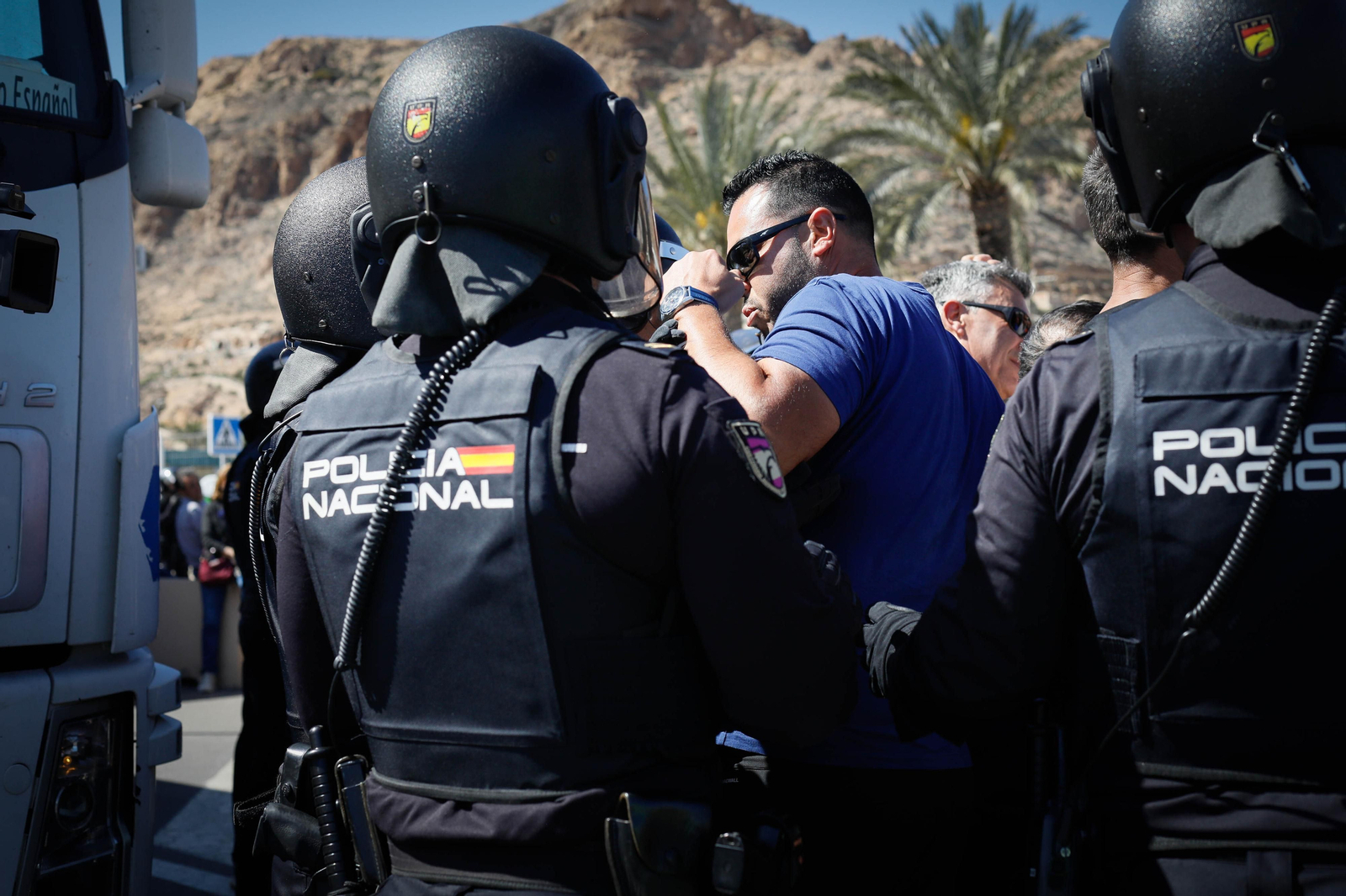 Los agricultores colapsan el puerto de Almería
