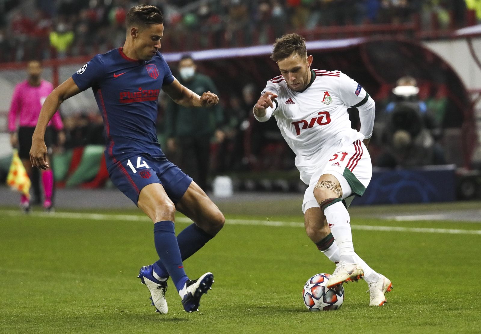 Marcos Llorente intenta evitar el avance de un rival.