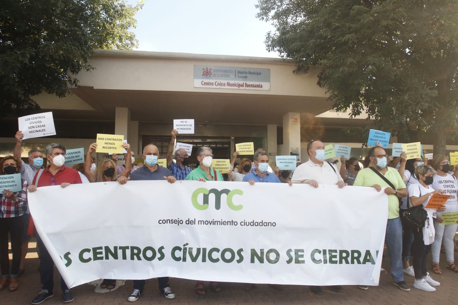 El encierro para exigir la apertura de los centros cívicos de Córdoba, en imágenes