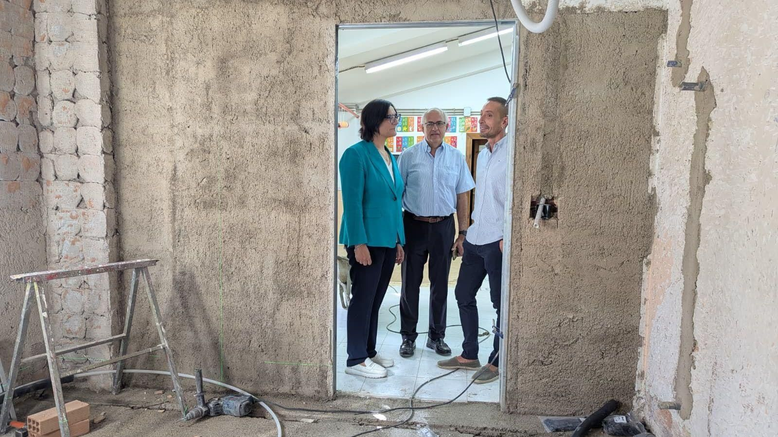 La delegada María José Martín visita las obras de eliminación de barreras arquitectónicas en el CEIP María Zambrano de Granada
