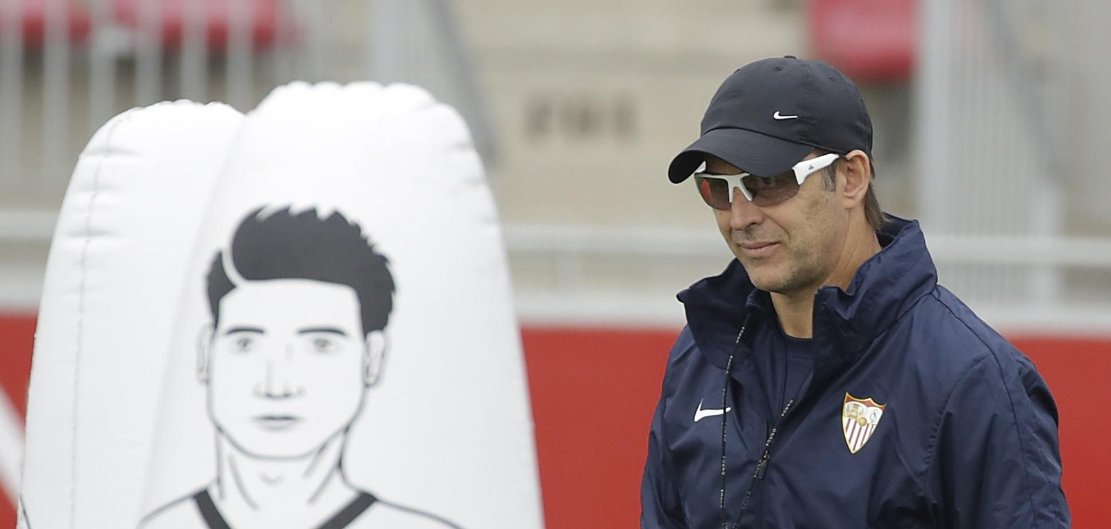 Julen Lopetegui, con media sonrisa en un entrenamiento del Sevilla FC.
