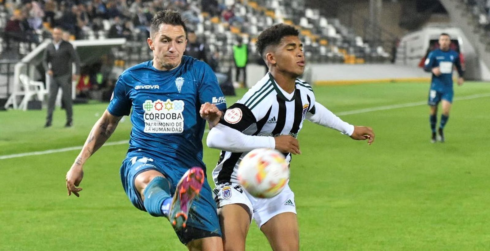 Carracedo golpea el balón en el Badajoz - Córdoba CF de la primera vuelta.