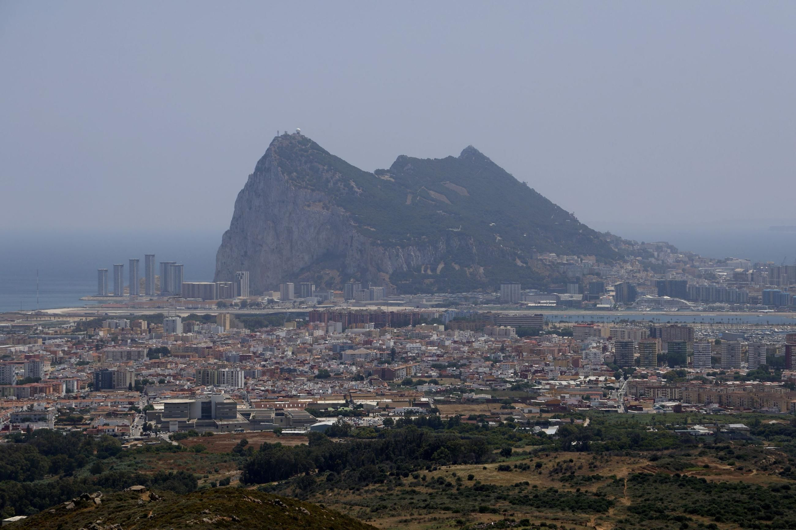 La Línea, con Gibraltar al fondo.