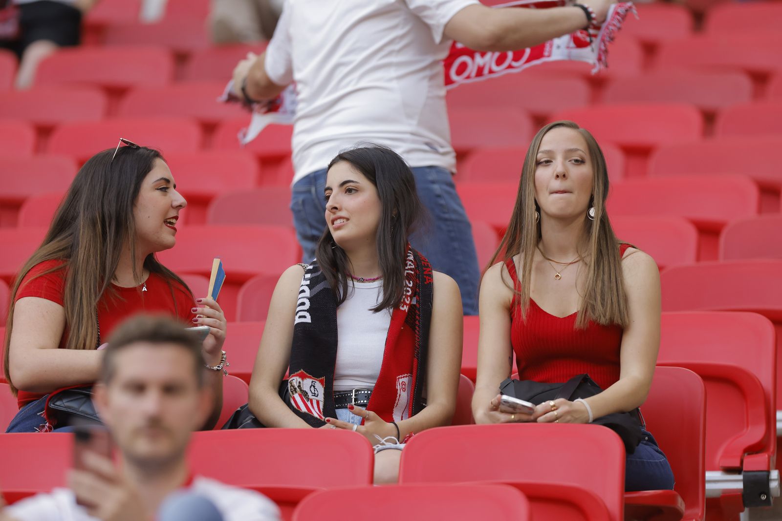 Búscate en las fotos del Sevilla-Roma