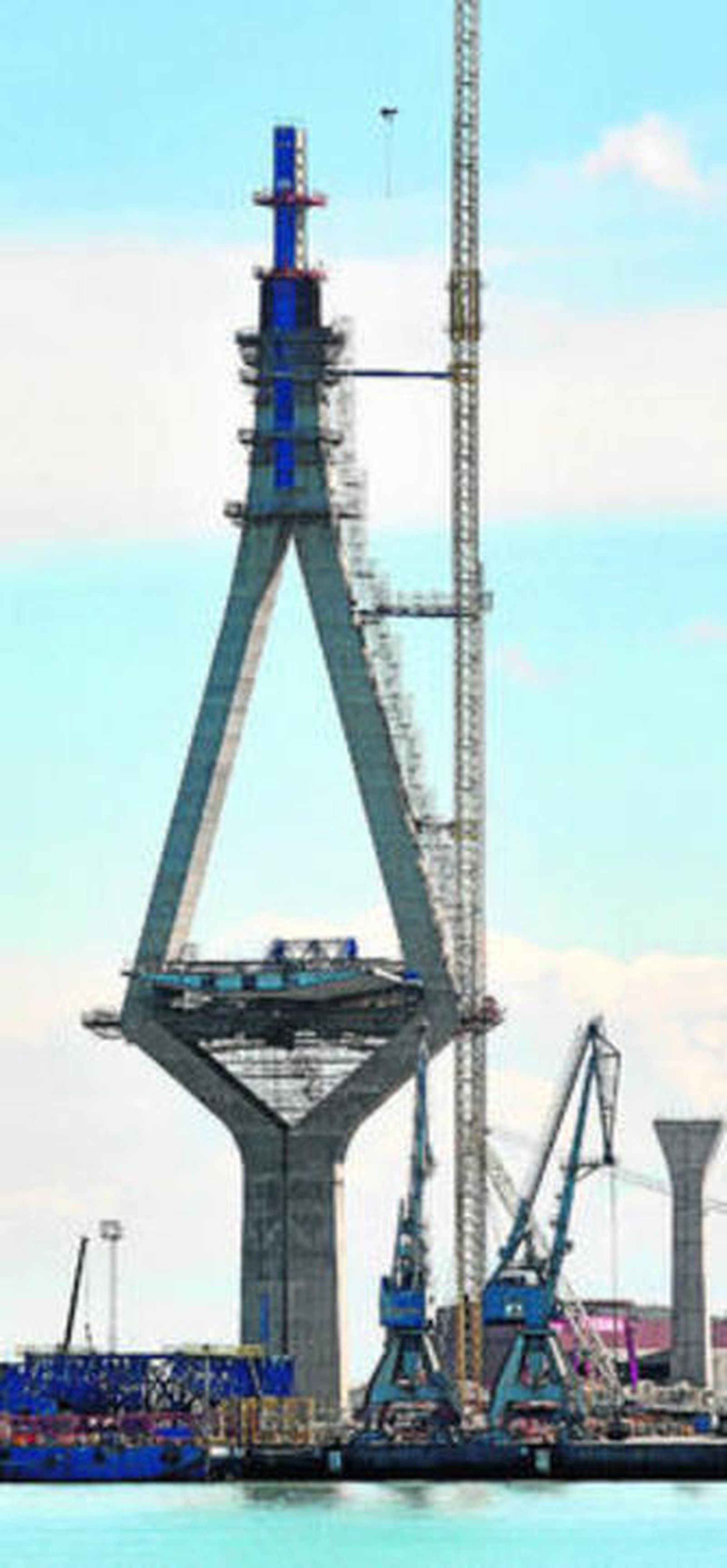 A la izquierda, la pila 13 con los cinco pilonos superiores ya instalados. A la derecha, la torre de Sevillana, hasta ahora la construcción más alta de la Bahía