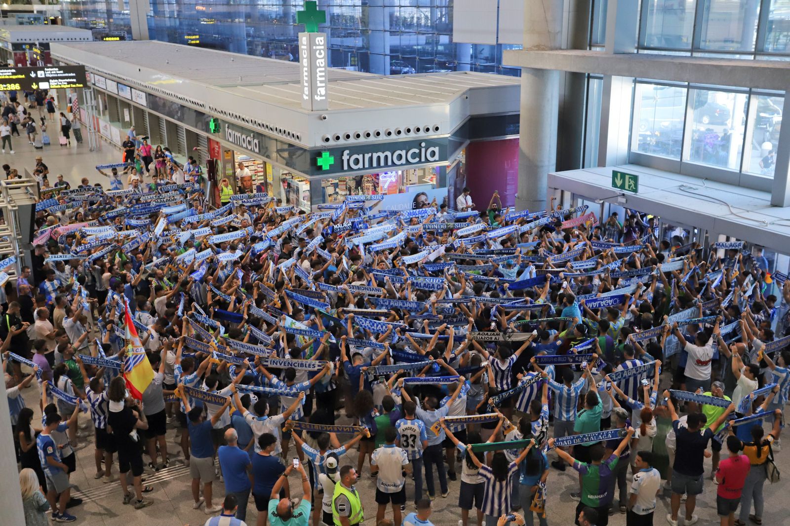 El espectacular preámbulo en el aeropuerto con la afición