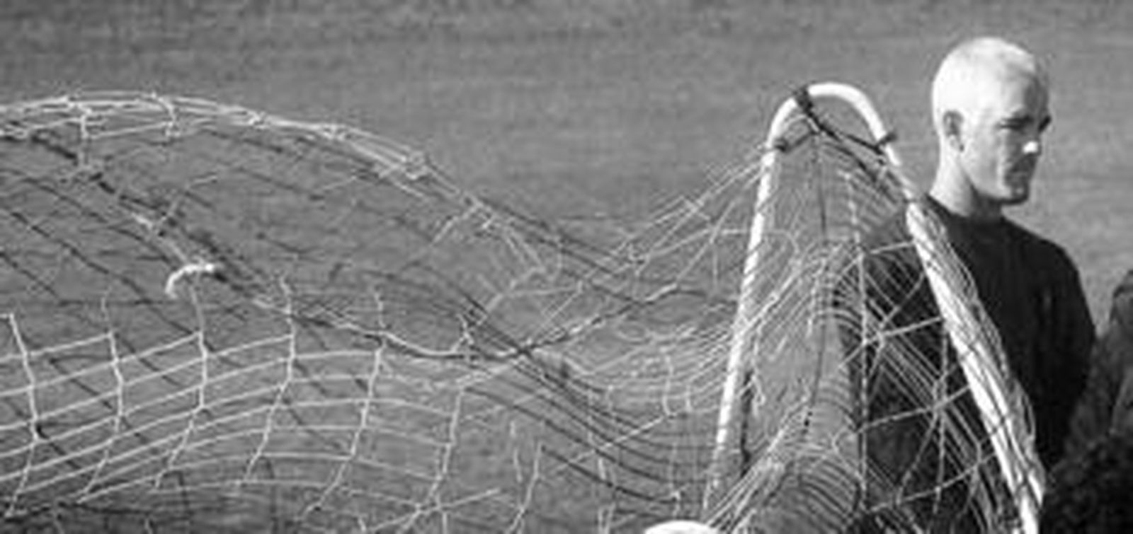 Abraham Paz traslada una portería durante un entrenamiento de la pasada temporada con el Cádiz.