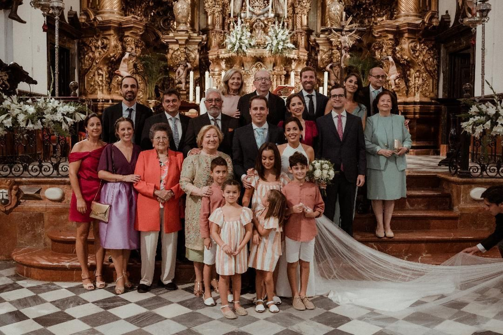 Edu Herrero y Tere Ávila, tras finalizar la ceremonia, con todos los miembros  de la familia Ávila y Guilloto.