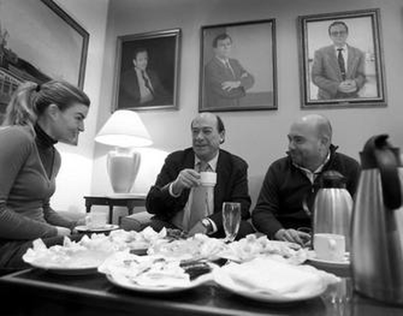 El presidente de la Autoridad Portuaria, Rafael Barra, compartió un ameno café navideño con pestiños con los periodistas.