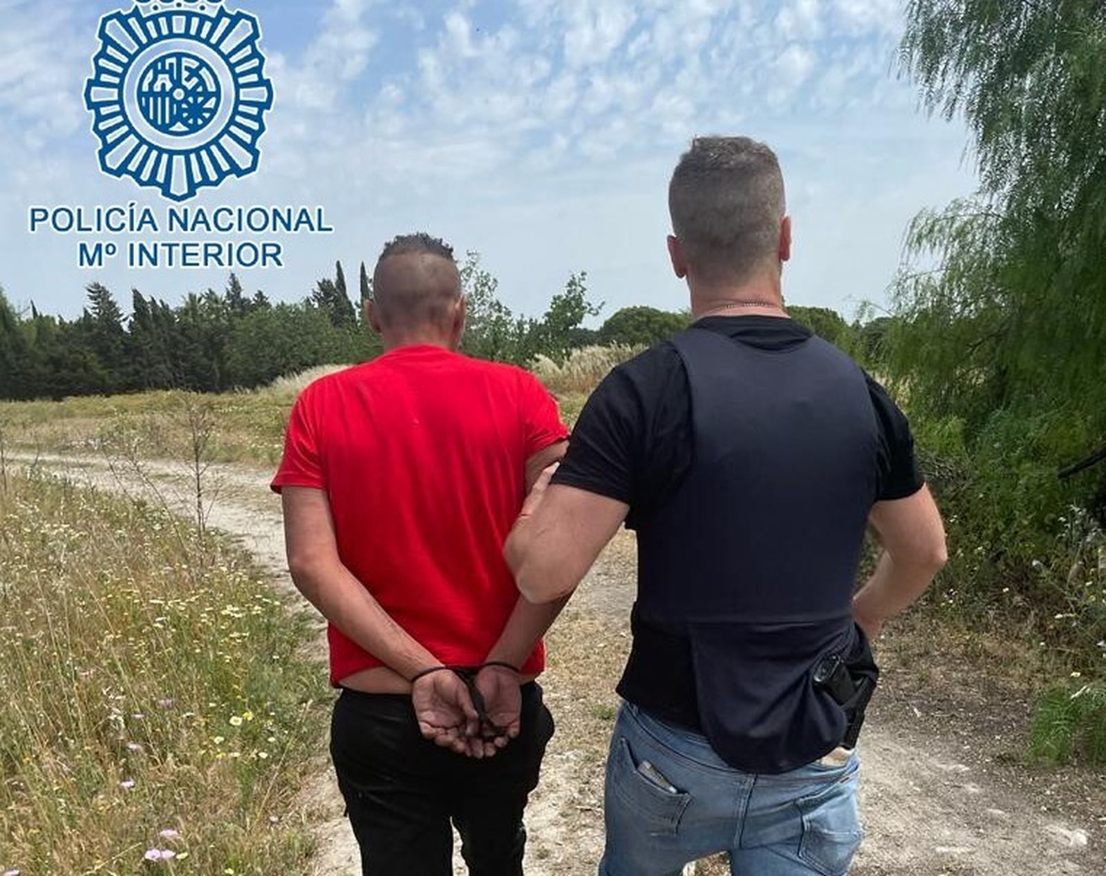 Un agente de la Policía Nacional con el presunto autor de cinco robos y un hurto en Jerez