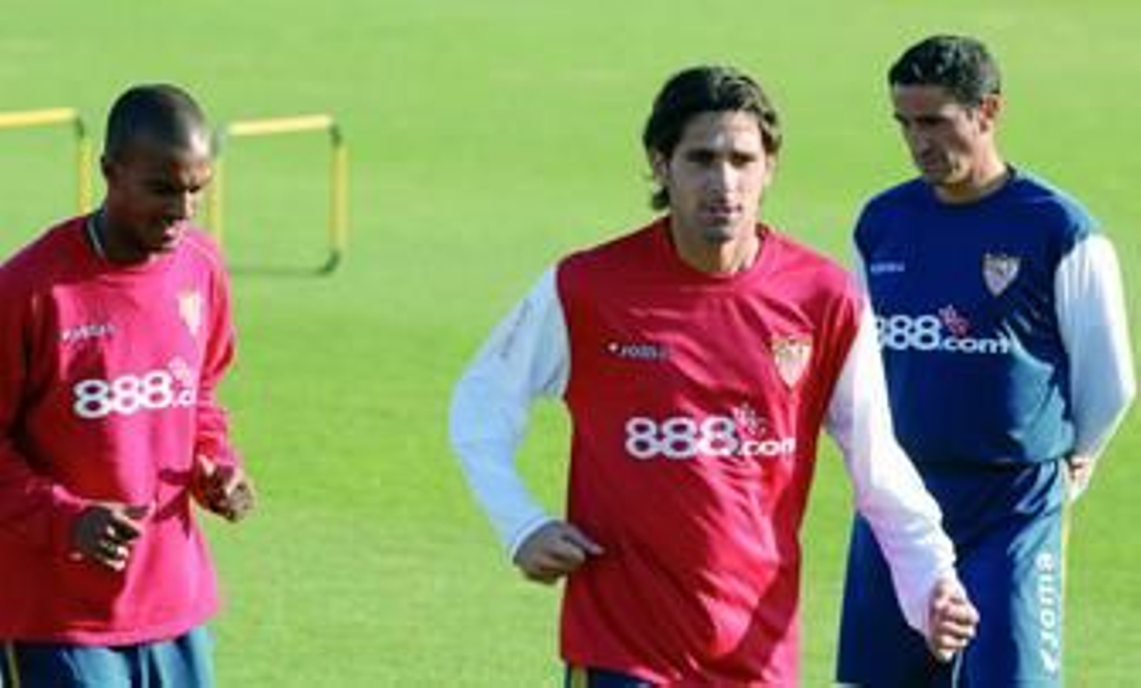 Konko y Escudé pasan ante un circunspecto Jiménez.