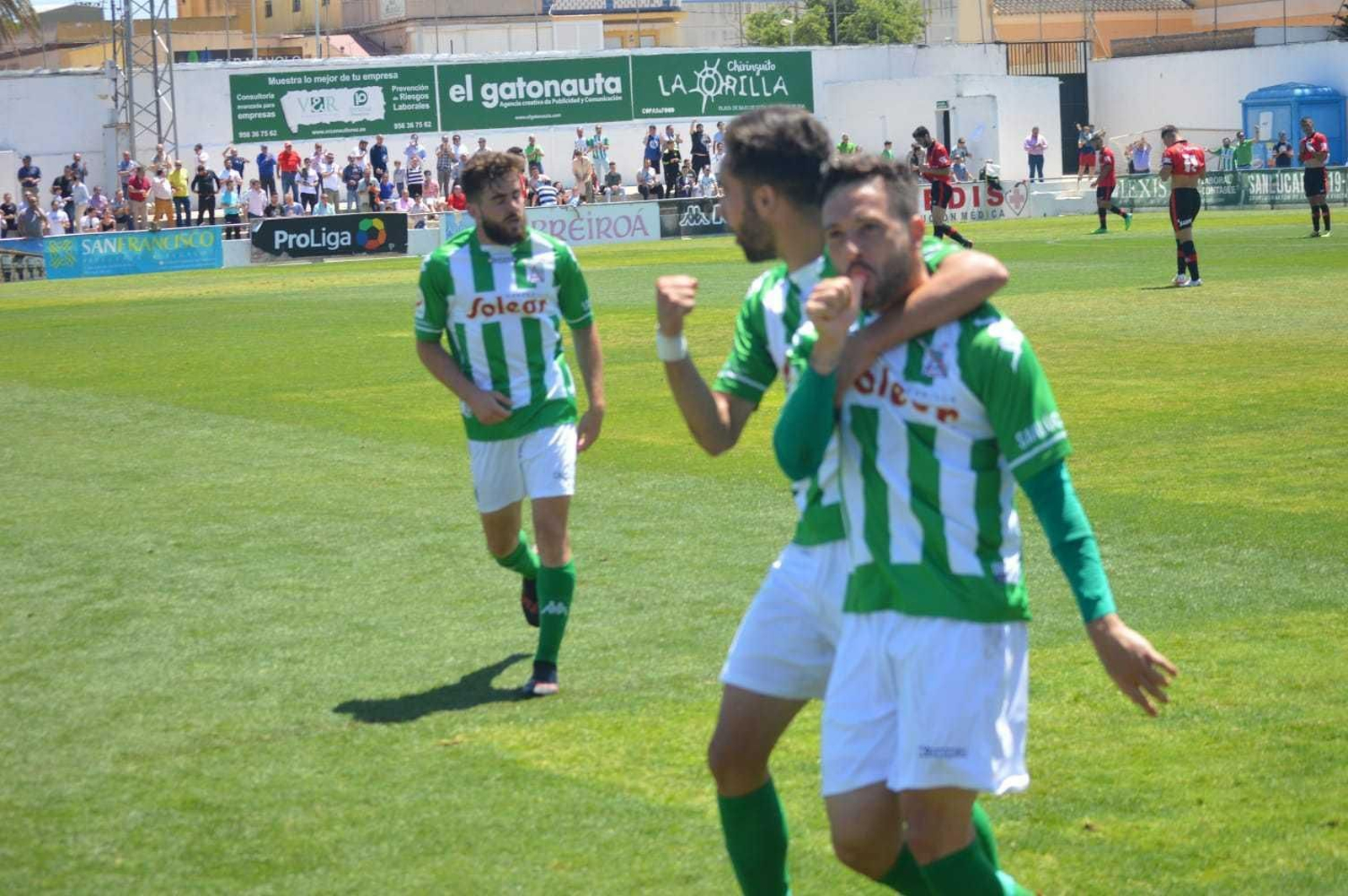 El pan debajo del brazo