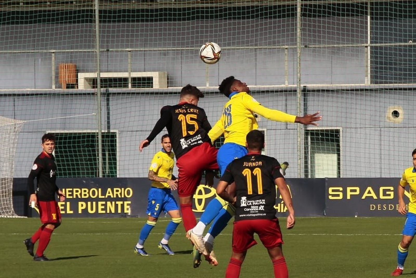Kensly y Jesús Cruz pugnan por un balón dividido.