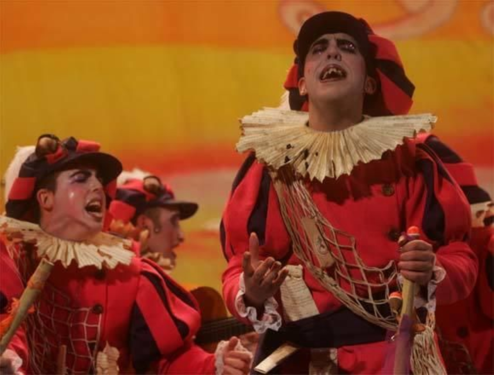 A los que se les ve la pluma