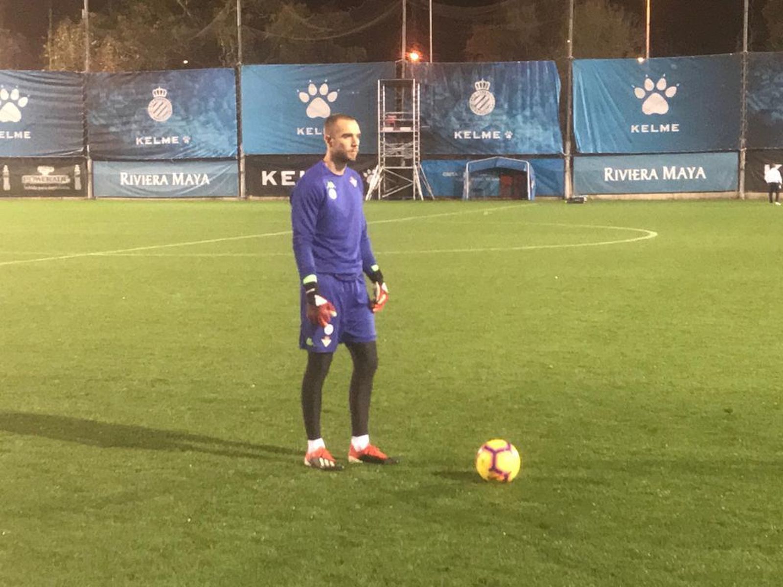 Pau López, durante el entrenamiento en la ciudad deportiva Dani Jarque.